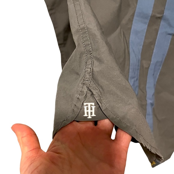 NWOT Designer’s button down shirt for boys. Tommy Hilfiger, size S/P. Ne… - Picture 5 of 13